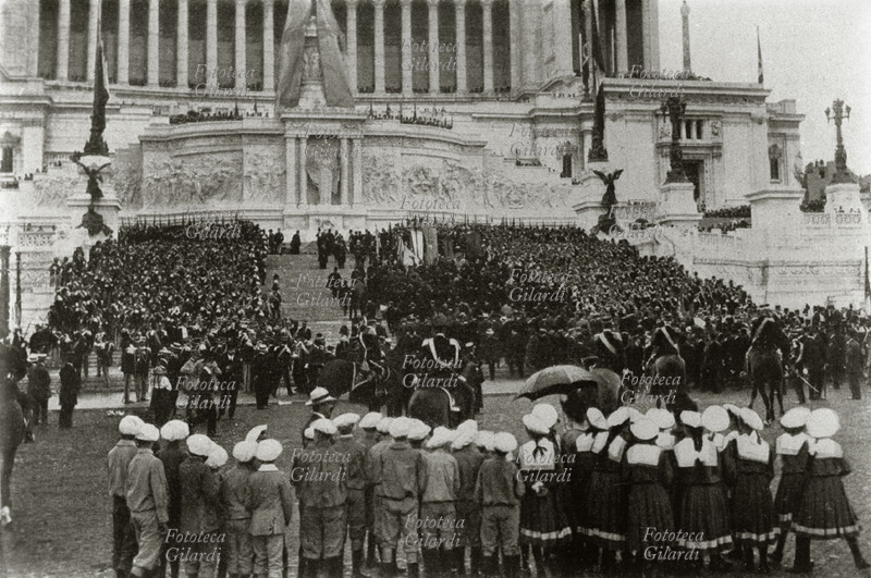 VITTORIANO Roma: inaugurazione del monumento a Vittorio Emanuele II, realizzato su progetto di Giuseppe Sacconi. I lavori di completamento dell\