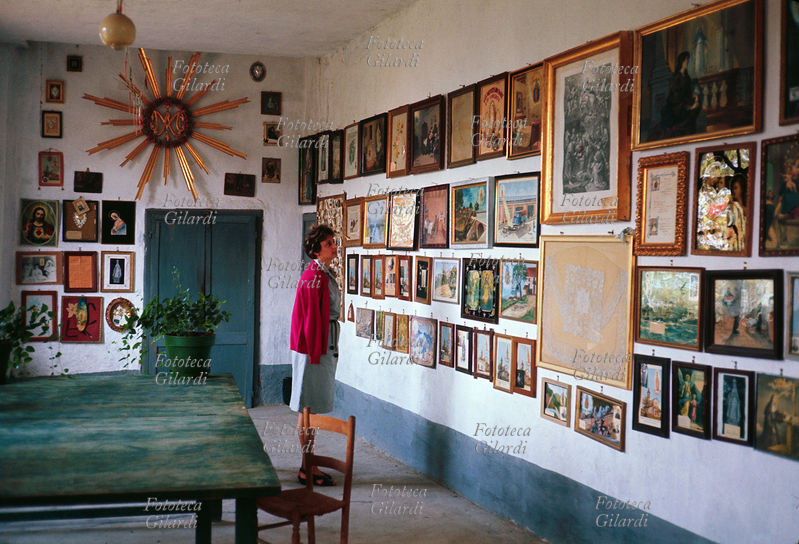 EX-VOTO Santuario della Pieve di Ponzone (AL) veduta della sala degli ex-voto. 1966