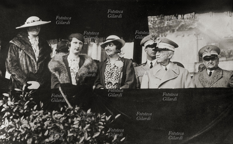 ITALIA COLONIALISMO Il re Vittorio Emanuele III di Savoia assiste alla cerimonia della sua proclamazione di Imperatore di Etiopia. Da sinistra: La Duchessa Anna d\