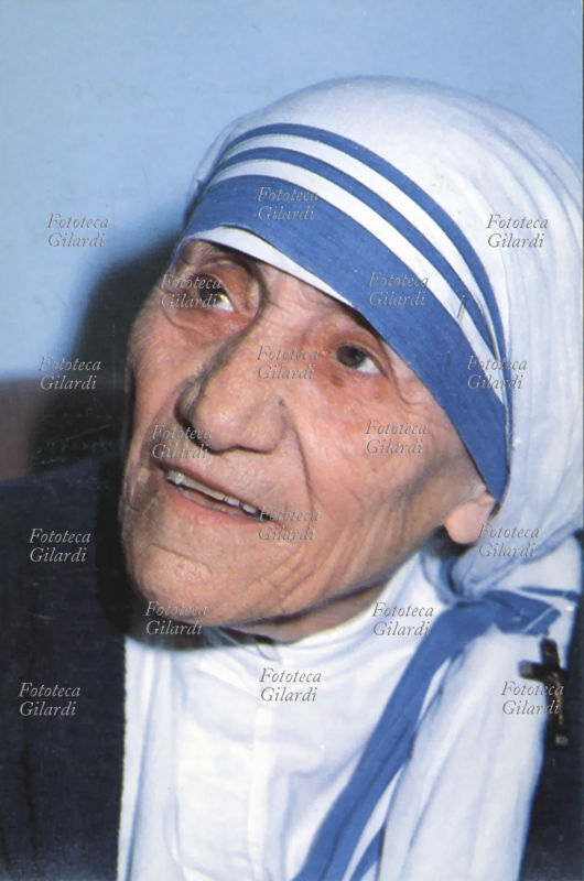 MADRE TERESA (26 agosto 1910 – 5 settembre 1997), religiosa albanese naturalizzata indiana di fede cattolica, fondatrice della congregazione religiosa delle Missionarie della carità. Il 20 dicembre 2002 papa Giovanni Paolo II ha firmato un decreto che riconosce le virtù eroiche della \