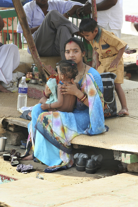 INDIA VARANASI MADRE CON BAMBINI INDIA VARANASI MADRE CON BAMBINI