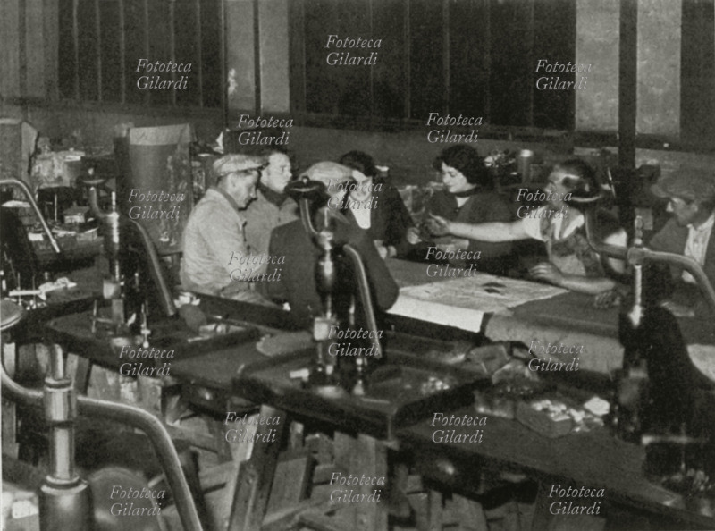 FRONTE POPOLARE occupazione delle fabbriche Renault da parte degli operai, durante scioperi appoggiati dai partiti radical-socialista, socialista e comunista uniti nel Fronte popolare guidato da Léon Blum. Le lotte sindacali puntavano ad ottenere riforme sociali e del lavoro, tra cui la settimana di 40 ore, le ferie pagate, la contrattazione collettiva e il controllo statale sulle industrie di armi e sulla Banca di Parigi. Francia, maggio-giugno 1936.