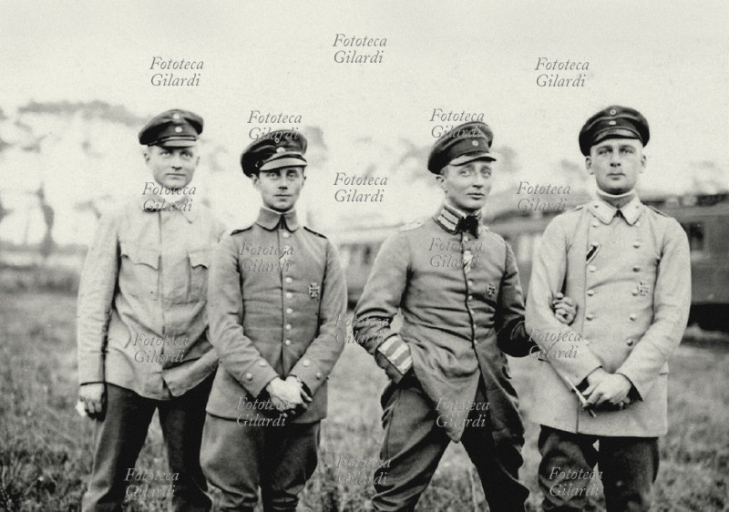 BARONE ROSSO Gruppo di militari tedeschi della Prima Guerra Mondiale. Da sinistra: von Katte, Hans Freiherr Haller von Hallerstein, Hans Freiherr von Könitz e Manfred von Richthofen (2 maggio 1892 – 21 aprile 1918), aviatore e ufficiale dal temuto soprannome \