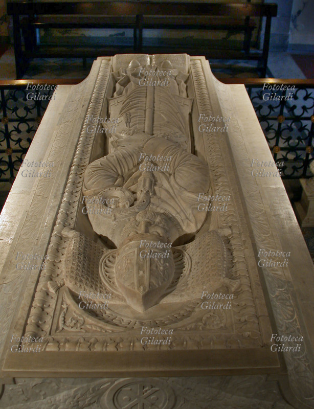 SAN COLOMBANO di Luxeil (540-615). Monaco irlandese, emigrò in Francia e poi in Italia dove fondò il monastero di Bobbio. Sarcofago marmoreo opera di Giovanni dei Patriarchi (1480), contenente le reliquie di San Colombano, veduta della lastra superiore. Cripta di S. Colombano, Bobbio (PC)