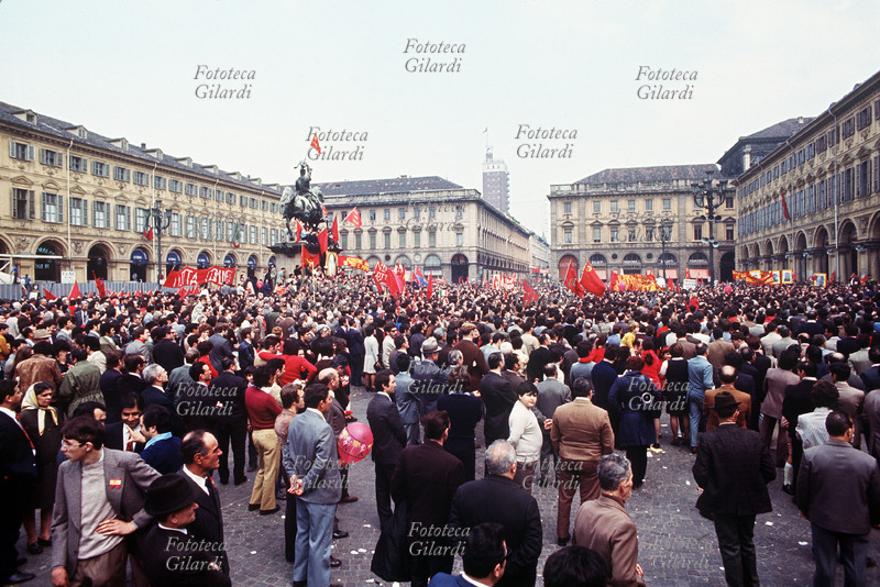 SCIOPERO generale indetto dalla C.G.I.L., i manifestanti in piazza San Carlo, sotto il monumento equestre a Emanuele Filiberto di Savoia. Per iniziativa di alcuni dimostranti, il Duca ringuaina la spada dopo la gloriosa vittoria nella Battaglia di San Quintino, reggendo nella mano destra una svettante bandiera rossa. Fotografia, Torino, 1975 circa.