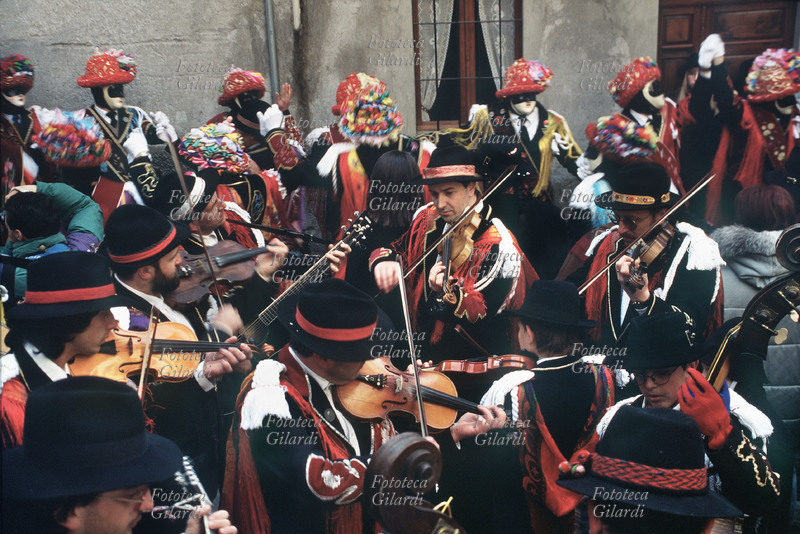 CARNEVALE BAGOLINO La Compagnia dei suonatori del Carnevale di Bagolino (Brescia), composta da violini, chirtarre e bassetto, accompagna la danza rituale dei \