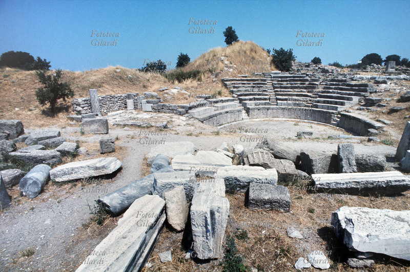 TROIA sito archeologico delle rovine di Troia. Veduta con anfiteatro. Fotografia, circa 1980