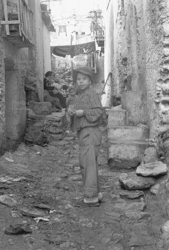 BAMBINI ragazzino in piedi in mezzo ad un vicolo del paese, l\