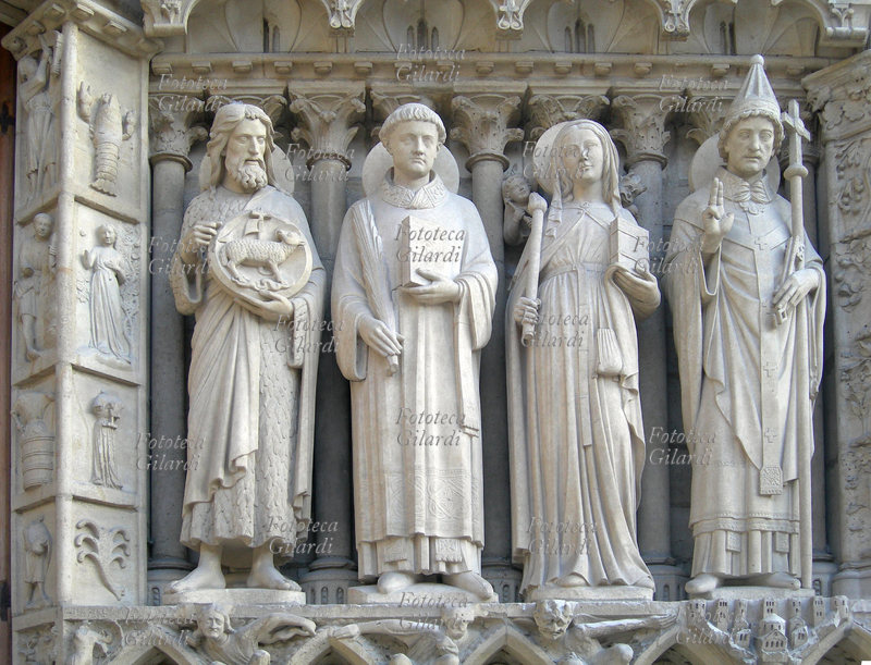 SANTI Quattro statue decorative del portale della Vergine nella facciata principale della Cattedrale di Notre-Dame a Parigi: San Giovanni Battista (I secolo), Santo Stefano (I secolo), la copatrona di Parigi Santa Geneviève (422 – 3 gennaio 512) fra angeli e demoni, Papa San Silvestro I (IV secolo). Fotografia di Elena Piccini, Parigi, agosto 2012