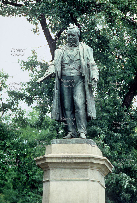 CAVOUR (Camillo Benso conte di, 1810-1861) monumento in bronzo, sito in Milano nella piazza omonima, realizzato nel 1865 da Odoardo Tabacchi. Fotografia di Patrizia Piccini, 1993