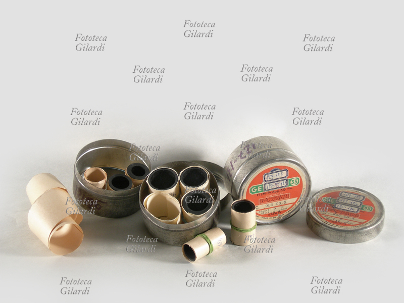 FOTOTECA STORICA NAZIONALE Ando Gilardi - scatoline in metallo originali contenenti le pellicole 35 mm dei servizi fotografici realizzati da Ando Gilardi negli anni 1950 - 1967