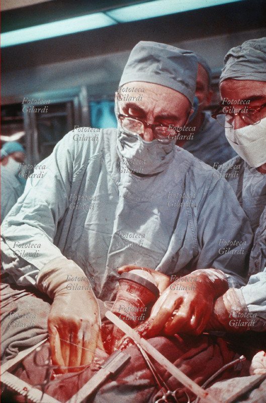 CHIRURGIA Scena da sequenza fotografica su un intervento cardiochirurgico con l\
