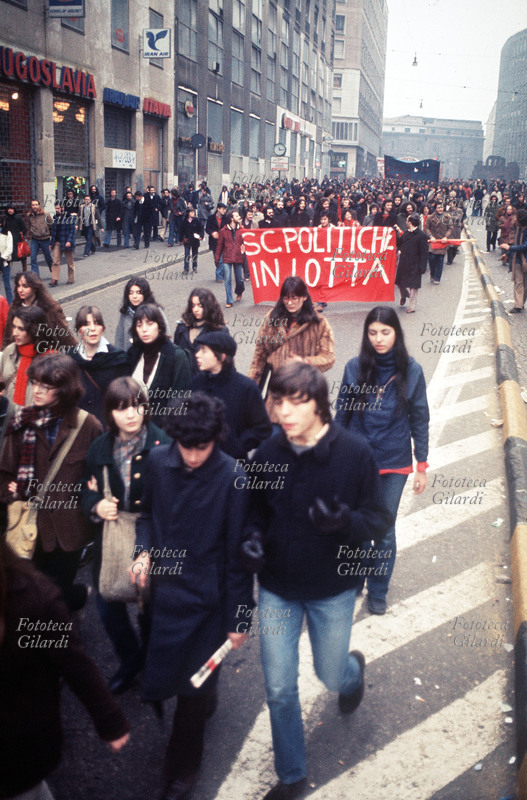 MANIFESTAZIONE STUDENTESCA il corteo arriva da piazza Missori diretto in via Larga, verso la zona dell\