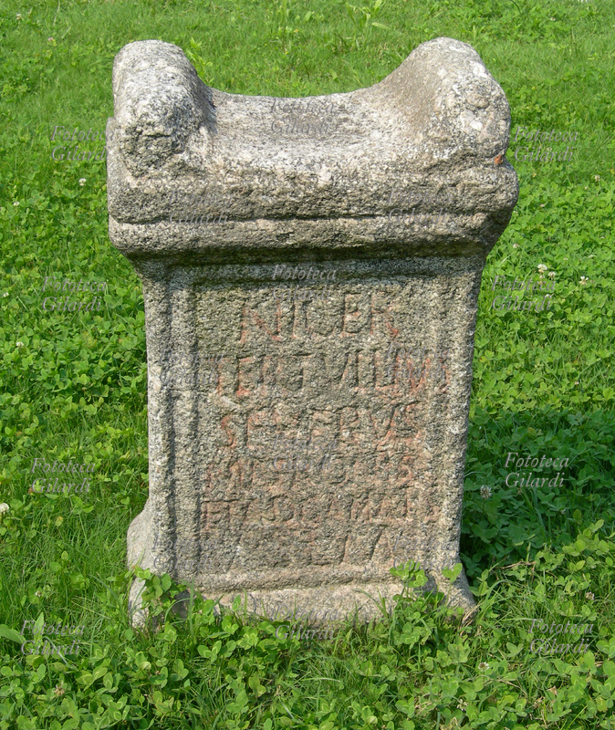 ROMA ANTICA Ara in pietra di serizzo dedicata da Negro Tertullio Severo alle Matrone e alle Adganee in seguito ad un voto. Matrone ed Adganee sono due gruppi di divinità riferibili alla tradizione celtica, s.d. Fotografia di Elena Piccini, 2008