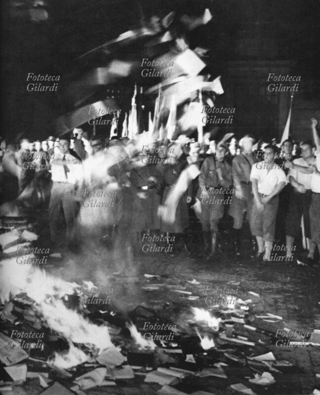 NAZISMO La folla assiste al rogo di libri considerati sovversivi dal regime nazista. Berlino, 1933.