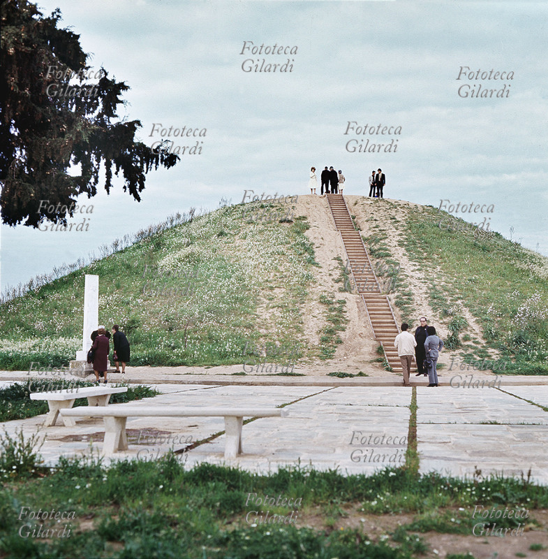 ANTICA GRECIA Il luogo dove avvenne la battaglia di Maratona tra greci e persiani nel 490 a.C. Il tumulo racchiude le ceneri dei soldati greci caduti nella battaglia
