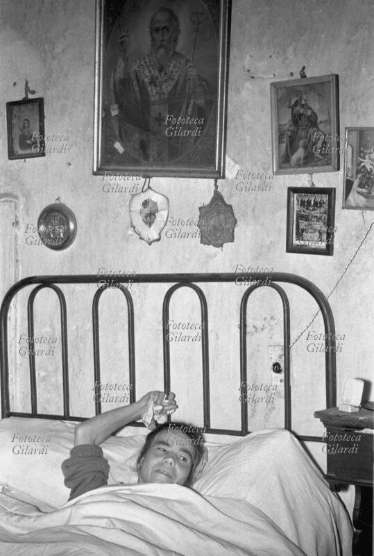 ALBANO DI LUCANIA (PZ) donna malata, affatturata, fotografata sul suo letto insieme alle immagini di "preservazione" affisse per proteggersi dai malefici (vedi anche 45668). Immagine a documentazione dell\