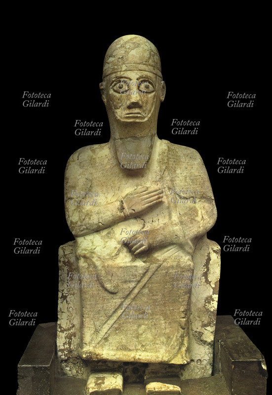 ASSIRI Statua in pietra raffigurante il re Idrimi proveniente da una località vicino ad Antiochia (Antakya, Turchia), 1500 a.C.