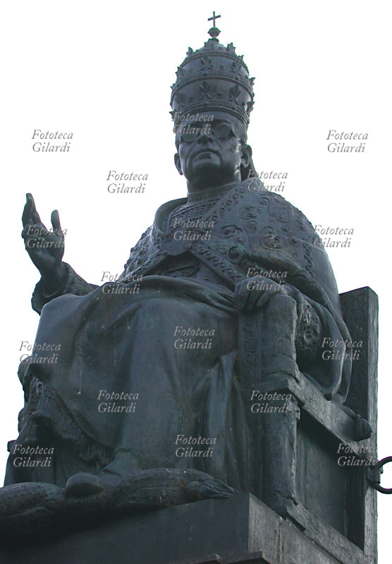 PIO XI (31 maggio 1857 – 10 febbraio 1939), al secolo Achille Ratti, benedicente sulla sedia gestatoria. Statua in bronzo del monumento realizzato da Alberto Dresler (1878-1949), situato in piazza Conciliazione, davanti alla basilica dei Santi Pietro e Materno a Desio, città natale del Papa. Voluto e finanziato dal podestà Giulio Gavazzi per celebrare il concittadino più illustre che l\