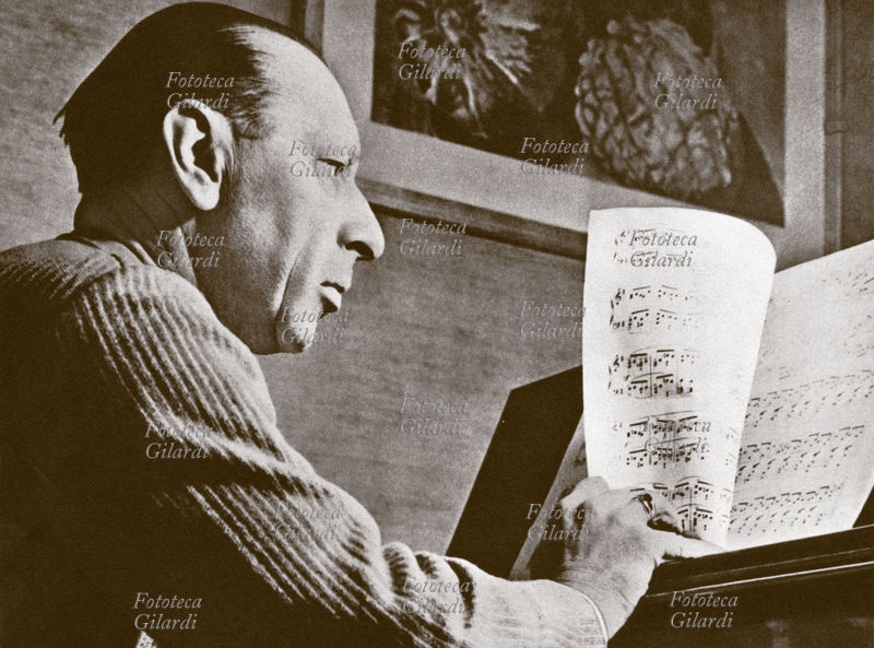 Igor Fëdorovic STRAVINSKIJ (1882 - 1971) compositore di origini russe, naturalizzato prima francese e in seguito statunitense. Ritratto fotografico al pianoforte, 1933 circa