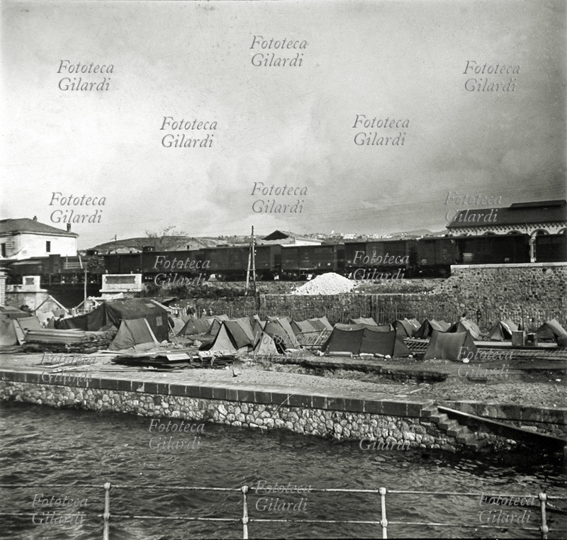 TERREMOTO Calabro-Siculo. Veduta fotografica di attendamento sotto la massicciata della ferrovia. Messina, 28 dicembre 1908