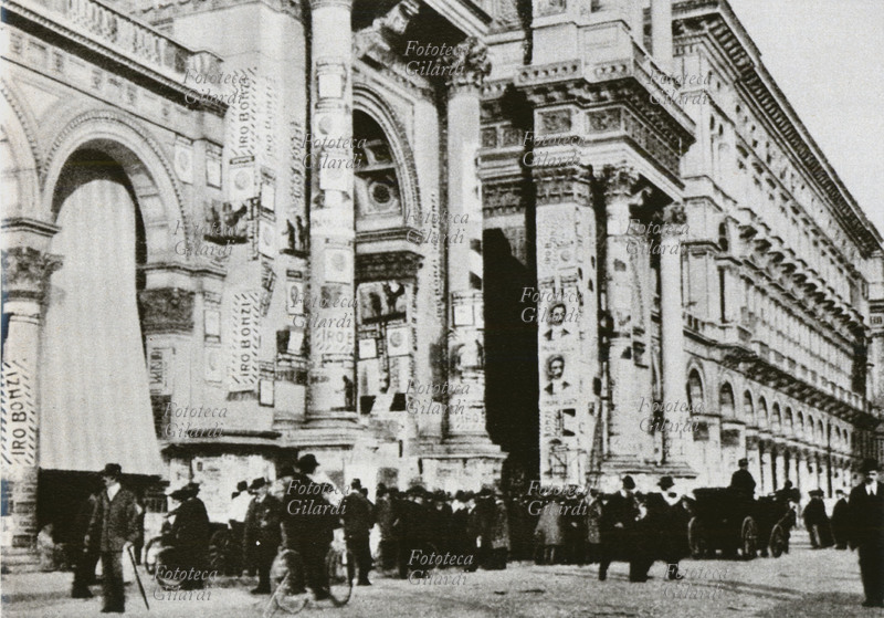 ELEZIONI Piazza del Duomo e la Galleria Vittorio Emanuele II tappezzate con i manifesti di propaganda elettorale, fra i quali spiccano, con il solo nome, quelli del conte e avvocato Iro Bonzi (1866 - 1938) candidato dell’Unione liberale democratica, risultato non eletto. Milano, elezioni politiche del 1913.