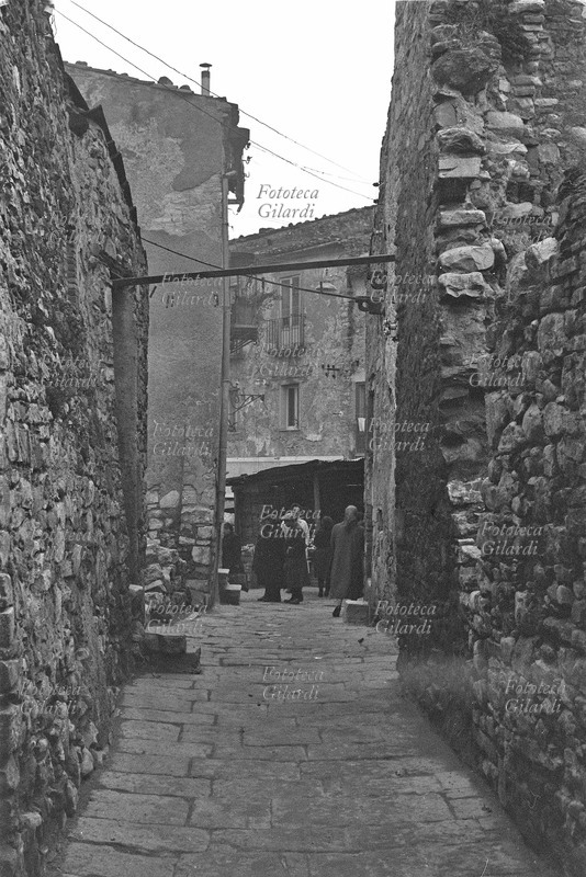 ITALIA veduta di strada lastricata. Fotografia di Ando Gilardi (1921-2012) #andogilardi, parte di un ampio servizio realizzato per \