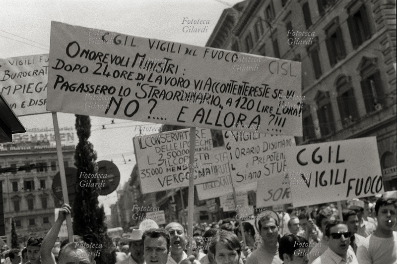 SCIOPERO dei lavoratori Statali il corteo in via Nazionale. I dimostranti sfilano con cartelli di protesta: \