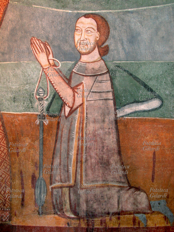 CAVALIERE inginocchiato con le braccia protese in atto di protezione (forse il committente, da una leggenda il Conte Asso) dettaglio di affresco di epoca medievale, XIV secolo. Abside del Santuario della Beata Vergine del Pontasso. Torrazza Coste (Pavia)