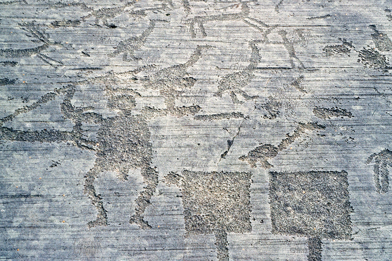 CAMUNI Scena di caccia, guerriero con elmo, petroglifi su arenaria permiana. Parco Nazionale delle Incisioni Rupestri, età del ferro/bronzo - 5°/1° millennio a.C., sito riconosciuto dall\