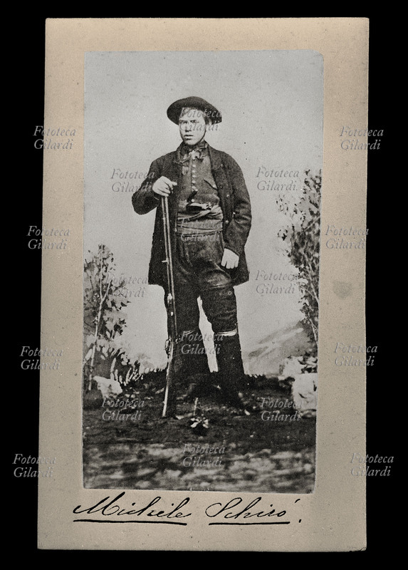BRIGANTI Ritratto del brigante Michele Schirò di Melfi (Potenza), in posa con il fucile. Fotografia segnaletica dell\
