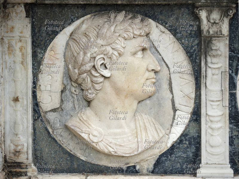 TITO Flavio Cesare Vespasiano Augusto (30 dicembre 39 - 13 settembre 81), imperatore romano, appartenente alla dinastia flavia. Regnò dal 79 all\