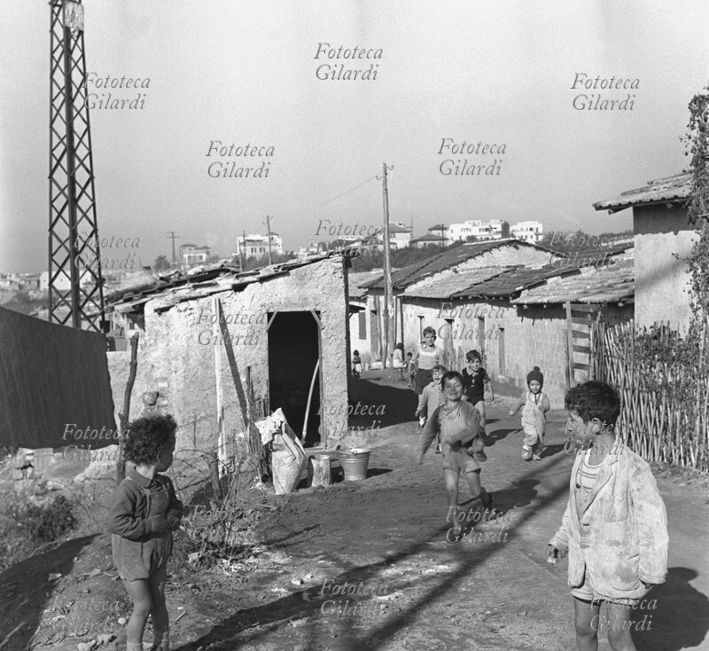 BAMBINI di varie età corrono festosi incontro al fotografo a \