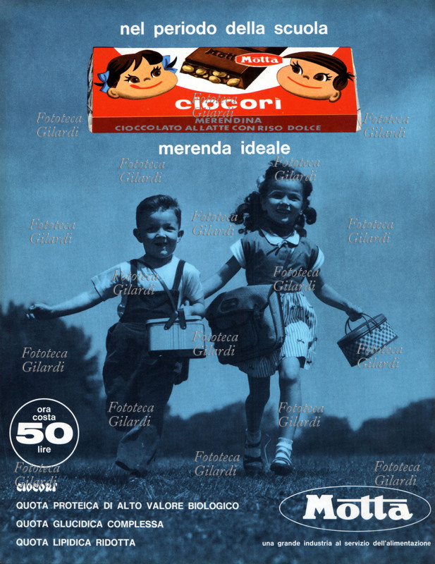 ADVERTISEMENT "During school time, Ciocorì Motta, an ideal snack." Two children run happily with their schoolbags slung over their shoulders and lunchboxes in their hands. Italy, circa 1960.