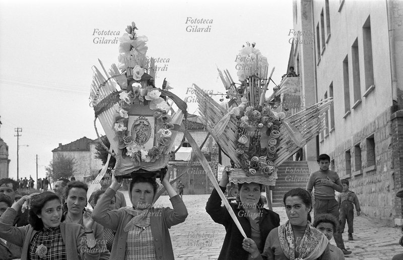 LUCANIA Pellegrinaggio diretto al Santuario di Santa Maria di Fonti, Tricarico (MT). Il pellegrinaggio durava giorno e notte, durante le quali le donne che intendevano pubblicamente dimostare gratitudine per una grazia ricevuta aprivano la processione trasportando sulla testa le tradizionali Cénte. I manufatti votivi composti con innumerevoli ceri, molto elaborati e pesanti, venivano affidati alle donne più forti accompagnate da altre che le aiutavano a mantenere l\