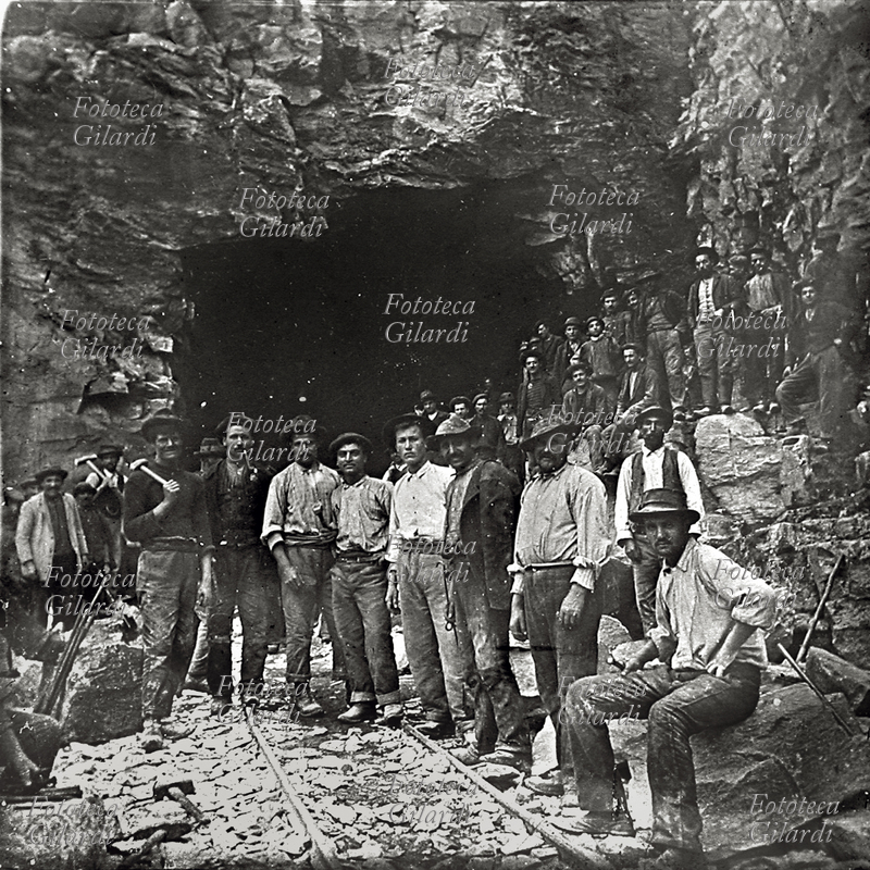 TRAFORO DEL SEMPIONE Fotografia ricordo di un gruppo di operai all\