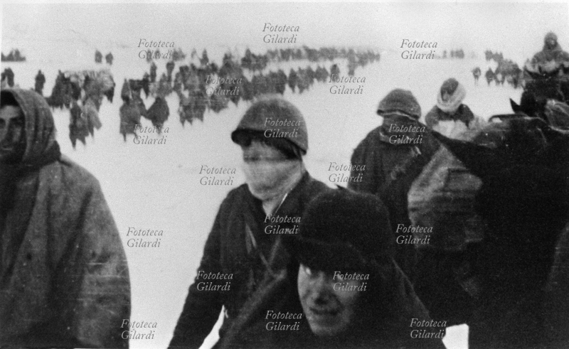 II GUERRA MONDIALE Truppe italiane in ritirata. Primo piano di alpini che seguono la fiumana nel cammino del ritorno. Foto originale inedita di un reduce. URSS inverno dopo il 26 gennaio 1943