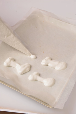 MERINGHE A FORMA DI OSSA CON FONDO DI CIOCCOLATO