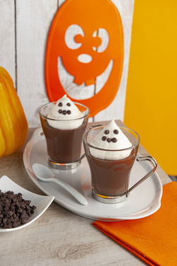 TAZZE DI CIOCCOLATO CON FANTASMI DI MERINGA