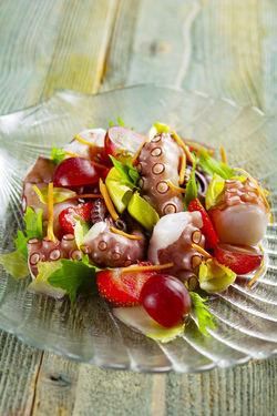 POLPO CON FRAGOLE E UVA