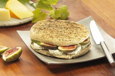 FOCACCIA ALLA PIASTRA CON FICHI E CAPRINO