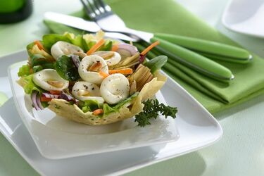 CESTINO CON INSALATA CROCCANTE E MOZZARELLA