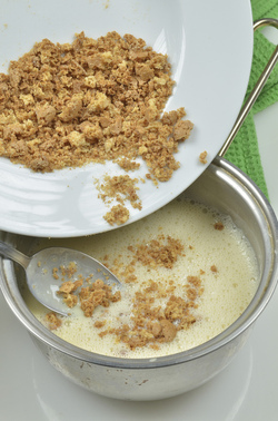 CREMA CON CARAMELLO UVETTA E AMARETTI CREMA CON CARAMELLO UVETTA E AMARETTI