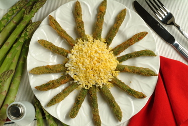 ASPARAGI FRITTI CON MIMOSA DI UOVA