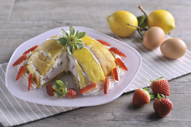 ZUCCOTTO FARCITO CON PANNA E FRAGOLE
