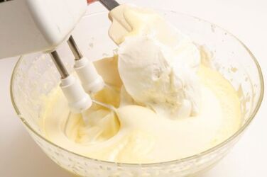 CHARLOTTE DI MASCARPONE AI CORN FLAKES CHARLOTTE DI MASCARPONE AI CORN FLAKES