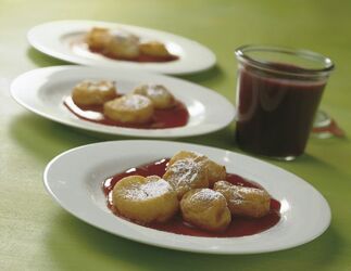 FRITTELLE DI RICOTTA CON SALSA DI PRUGNE
