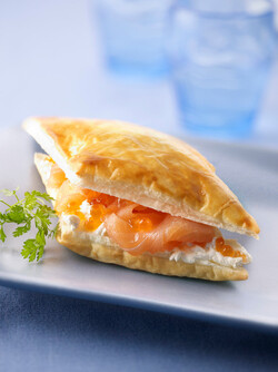 SFOGLIATINE CON RICOTTA SALMONE E UOVA SI SALMONE