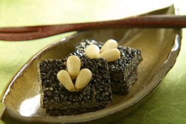 CROCCANTINI DI SESAMO NERO CON PINOLI