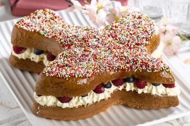 TORTA COLOMBA CON CONFETTINI RIPIENA DI PANNA E FRUTTI ROSSI